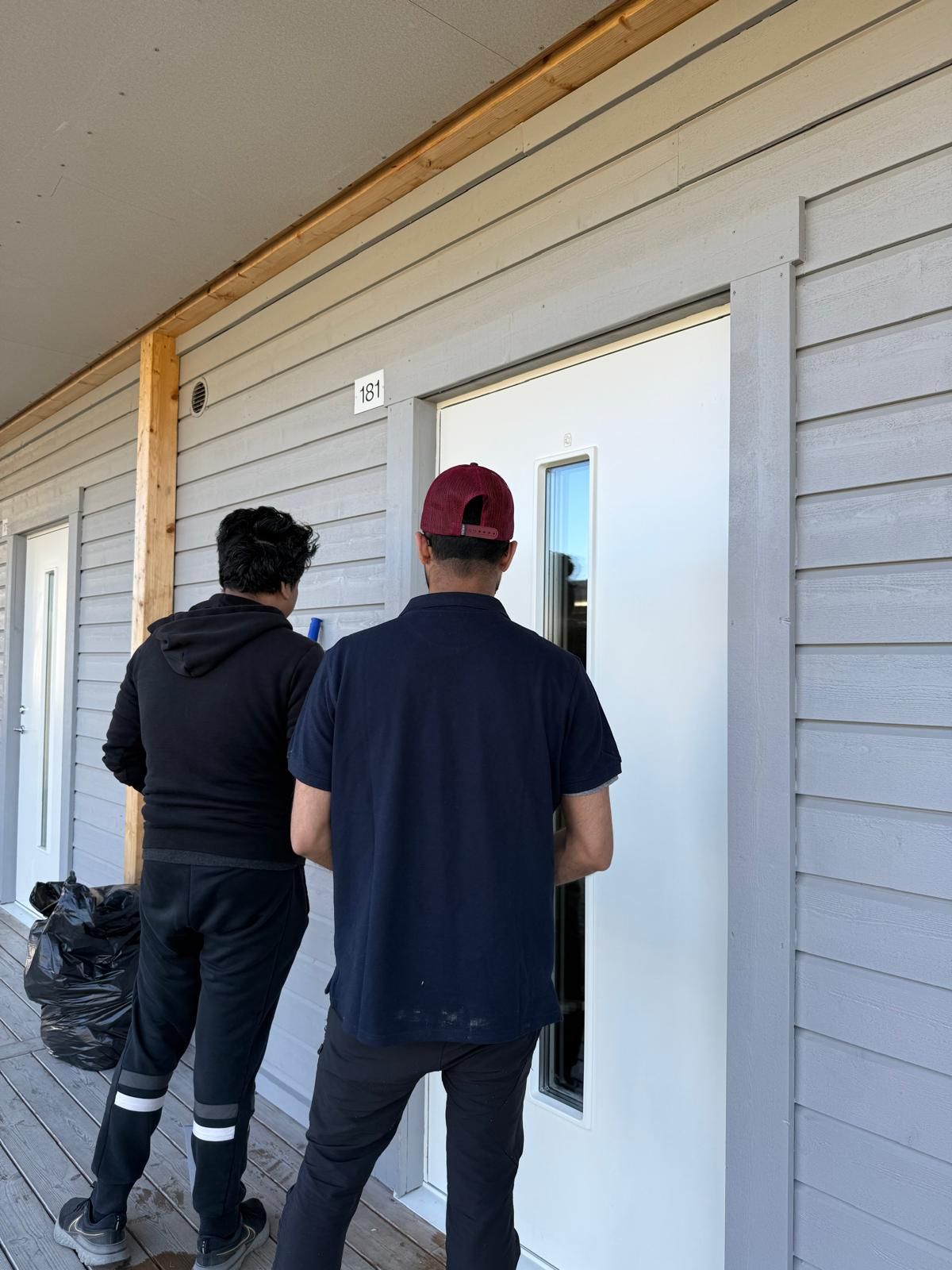 Professionellt städteam arbetar i tom lägenhet