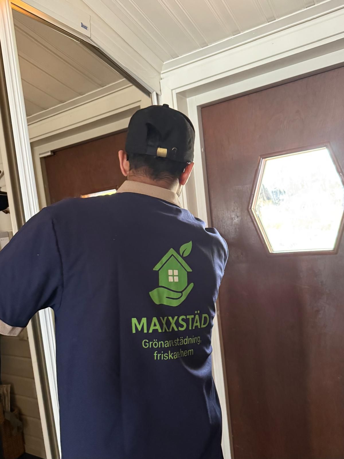 Professionellt städteam i arbete